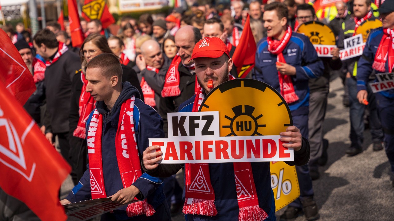 Beschäftigte bei einer Aktion zur Kfz-Tarifrunde 2023.
