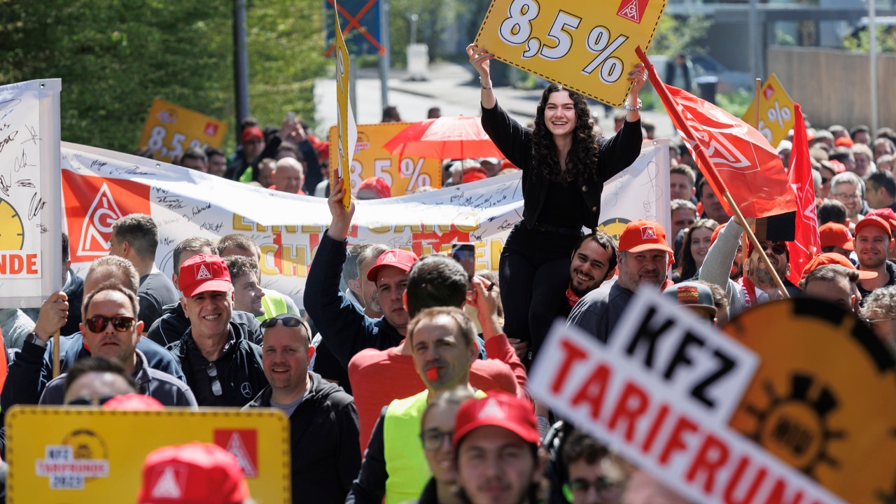Kfz-Tarifrunde 2023: Demo zur Verhandlung in Leinfelden-Echterdingen