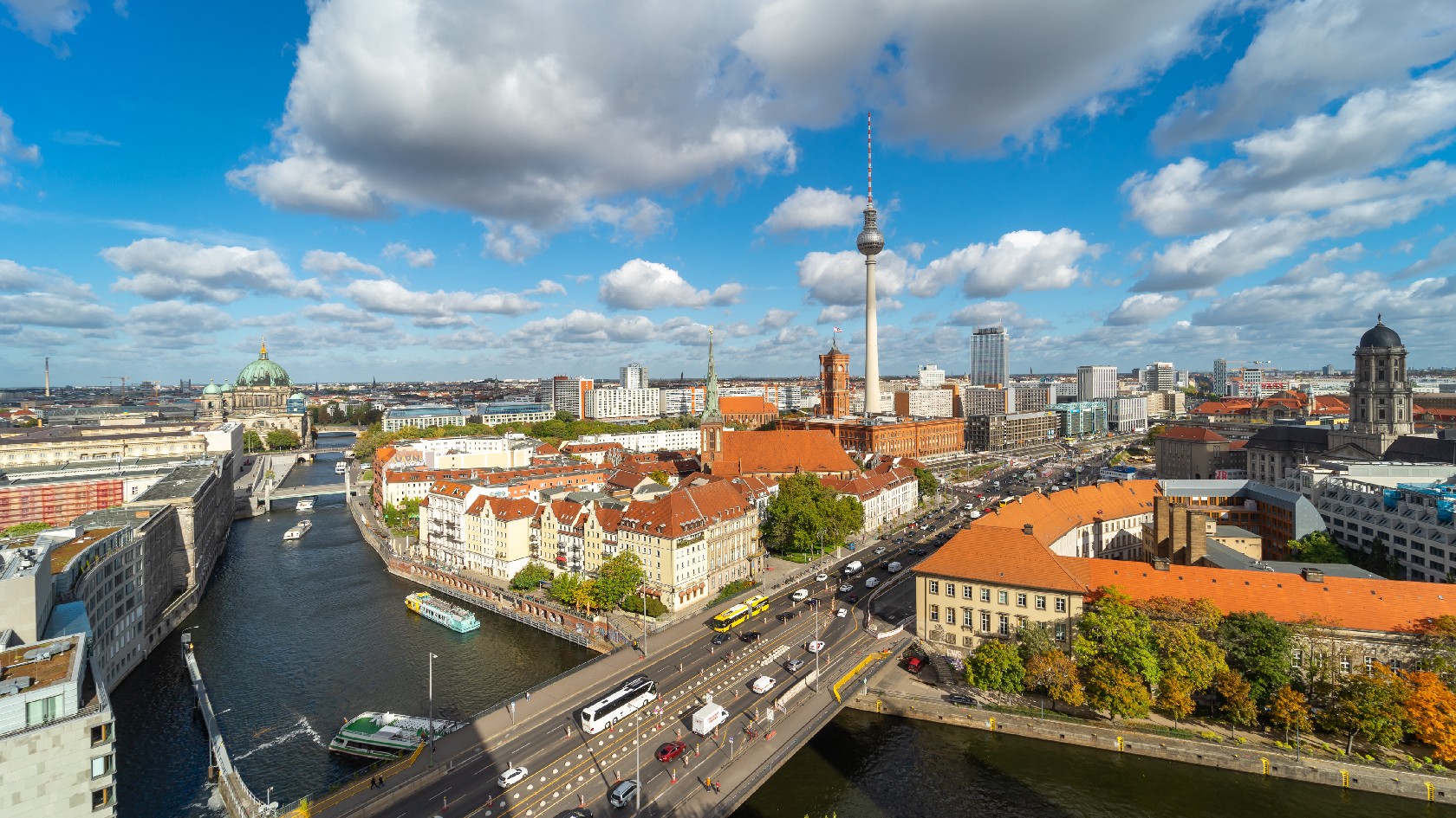 Ansicht von oben, Architektur, Außenaufnahme von Gebäuden, Baum, Berlin, Fernsehturm am Alexanderplatz, Rotes Rathaus, Berliner Schloss, Spree, Verkehr