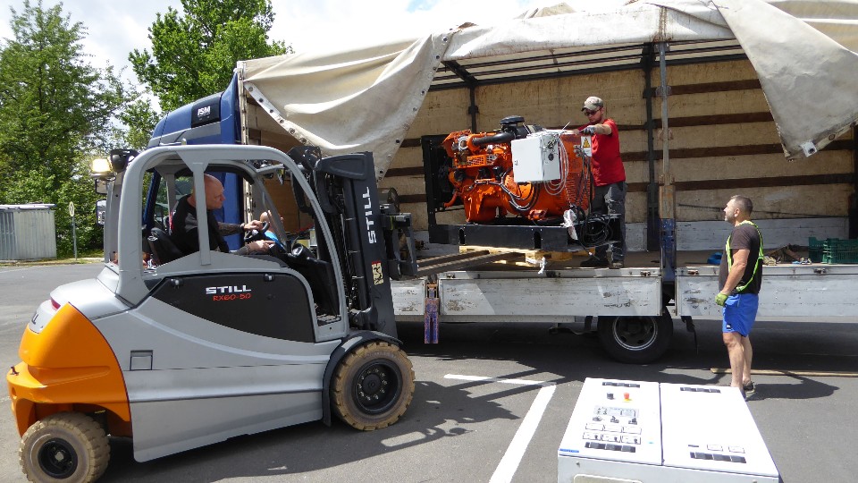 Verladen des Stromgenerators bei Continental in Frankfurt-Rödelheim