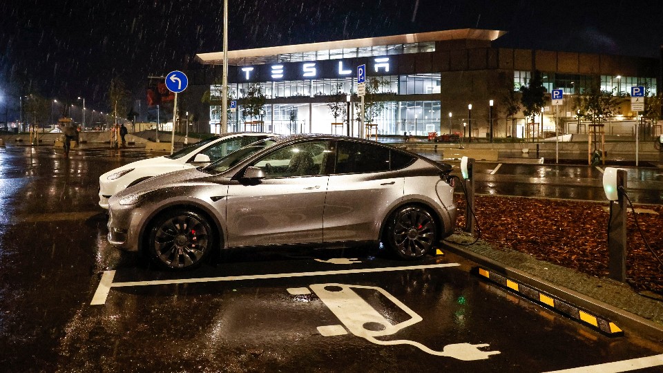 In der Tesla-Gigafactory passieren rund dreimal so viele Arbeitsunfälle wie in anderen deutschen Autofabriken. Das zeigen Recherchen von Stern und RTL. Beschäftigte berichten über kurze Takte, Krankenstände über 30 Prozent, Druck auf Kranke und über Hunderte Kündigungen. Dennoch soll die Produktivität sogar verdoppelt werden.