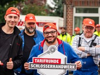 Schlosser im Warnstreik für mehr Geld 