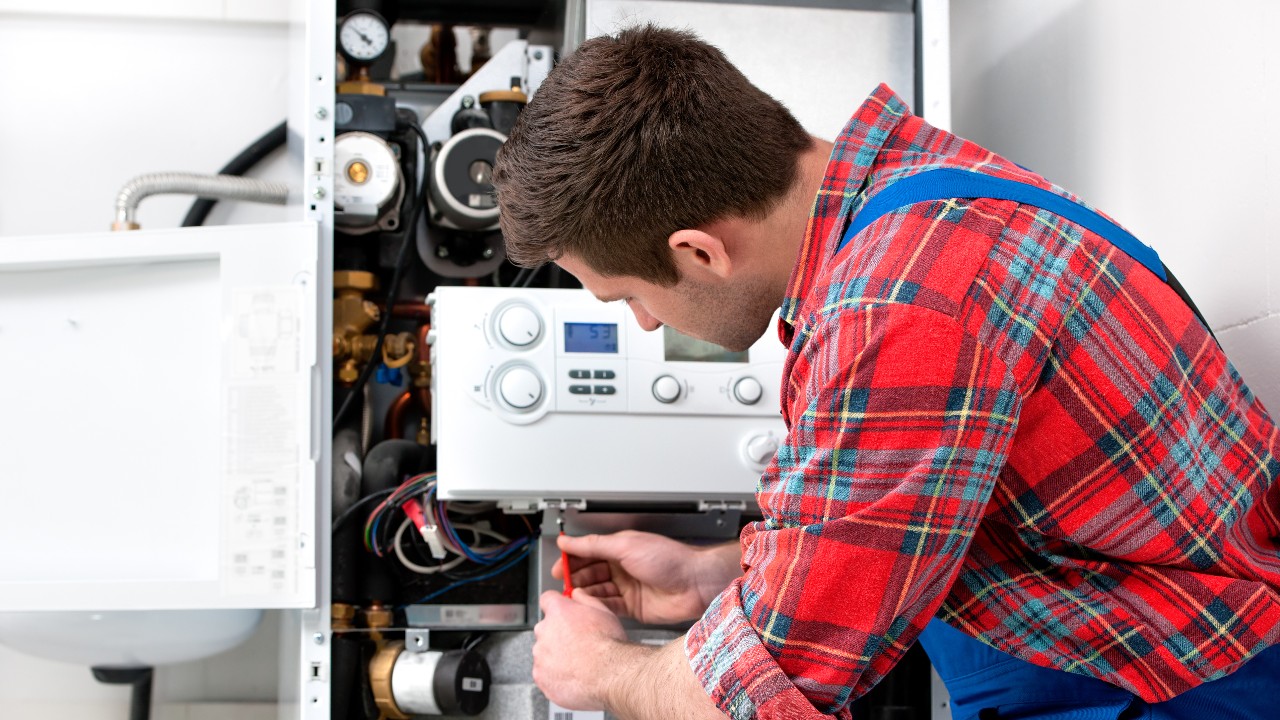 Ein Techniker wartet eine Heizungsanlage