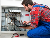 Techniker wartet eine Heizungsanlage