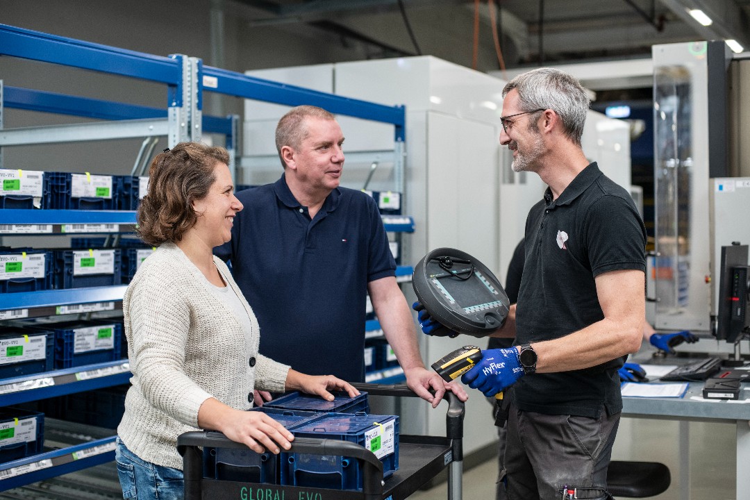 Betriebsräte von ZF Friedrichshafen in Ahrweiler im Gespräch mit einem Kollegen