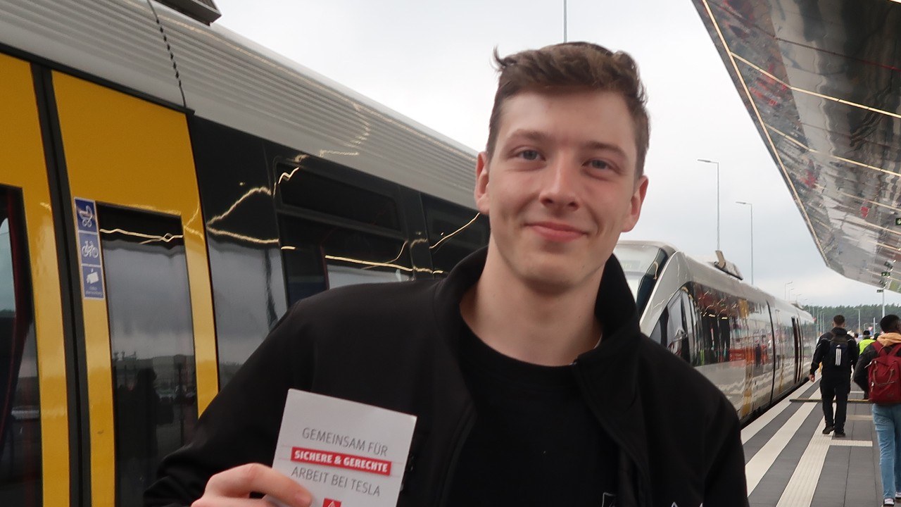 Willi Lochen beim Tesla-Blitz in Grünheide