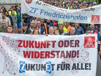 20.000 Beschäftigte demonstrieren gegen Stellenabbau bei ZF