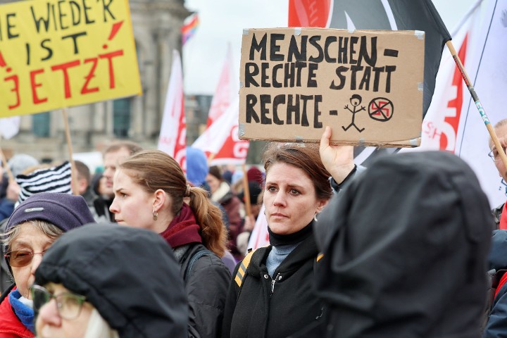 Kundgebung „Wir sind die Brandmauer!“ am 03.02.2024 in Berlin.