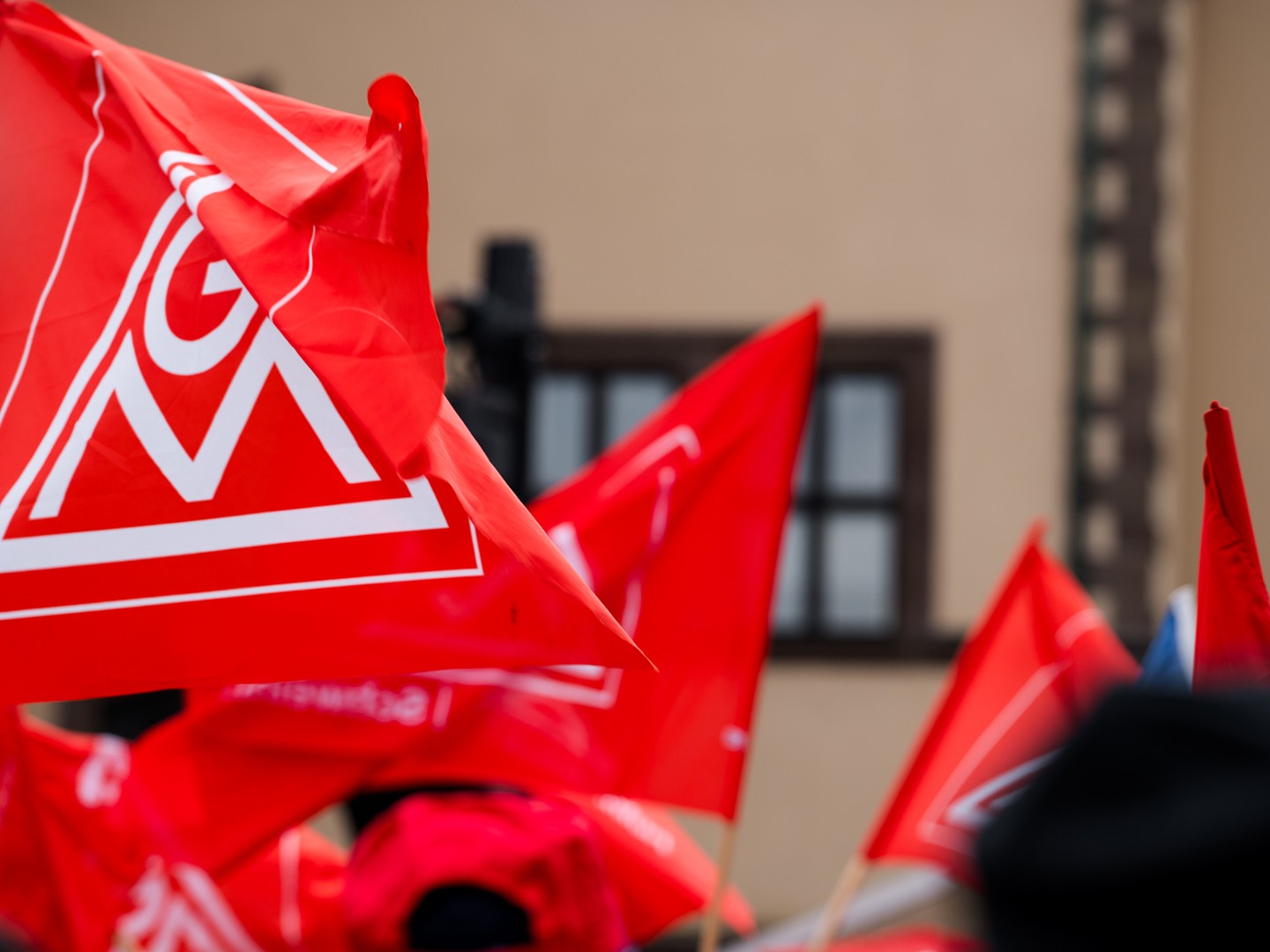 Beschäftigte von ZF, SKF, Bosch, Schaeffler und anderer Betriebe demonstrieren in Schweinfurt für den Erhalt ihrer Standorte.