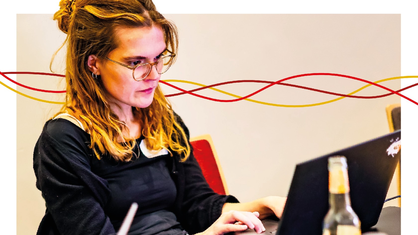 Frau arbeitet während eines IG Metall-Online-Seminars konzentriert am Notebook.