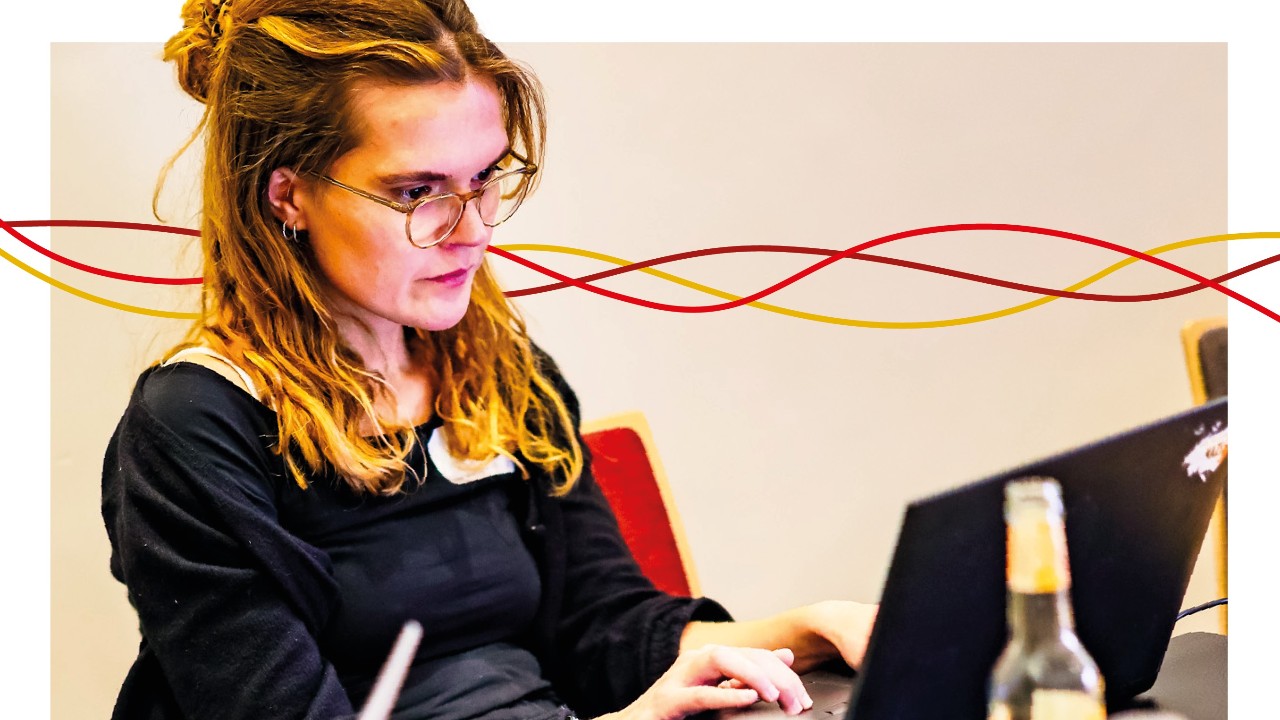 Frau arbeitet während eines IG Metall-Online-Seminars konzentriert am Notebook.
