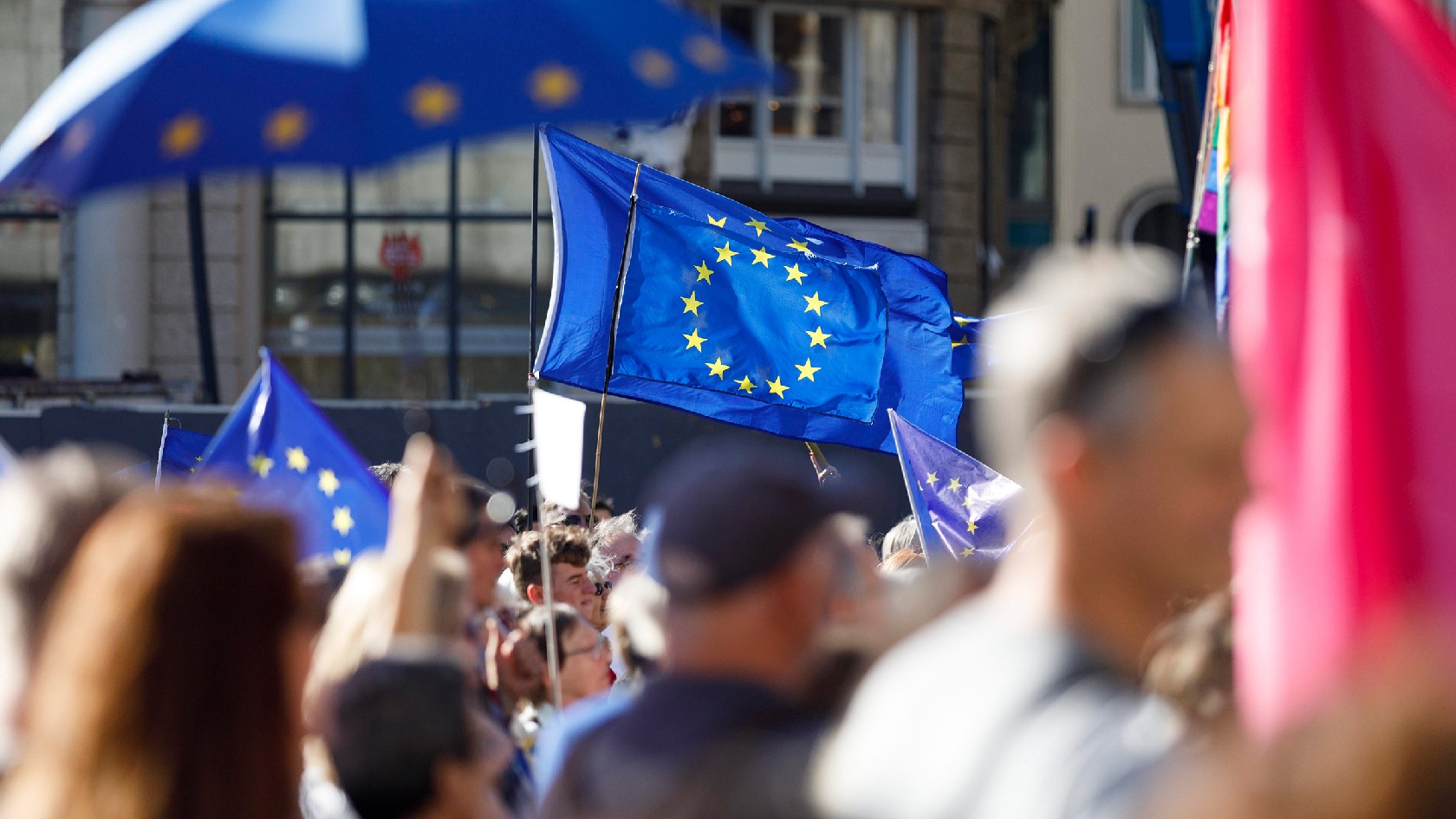 Europaflaggen bei einer Kundgebung