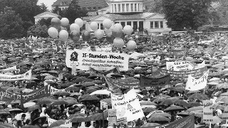 250 000 Arbeitnehmer demonstrieren am 28.05.1984 in Bonn, um den Forderungen der streikenden Metallarbeiter Nachdruck zu verleihen.