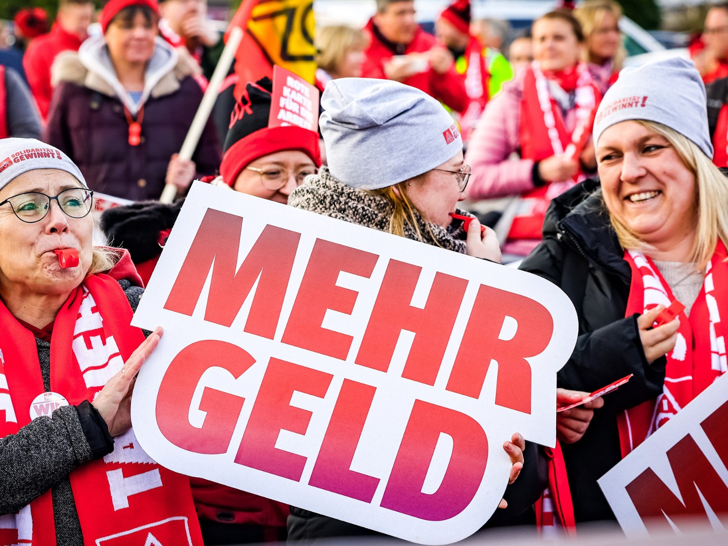 Beschäftigte demonstrieren in Düsseldorf Kaarst für ihre Tarifforderung.