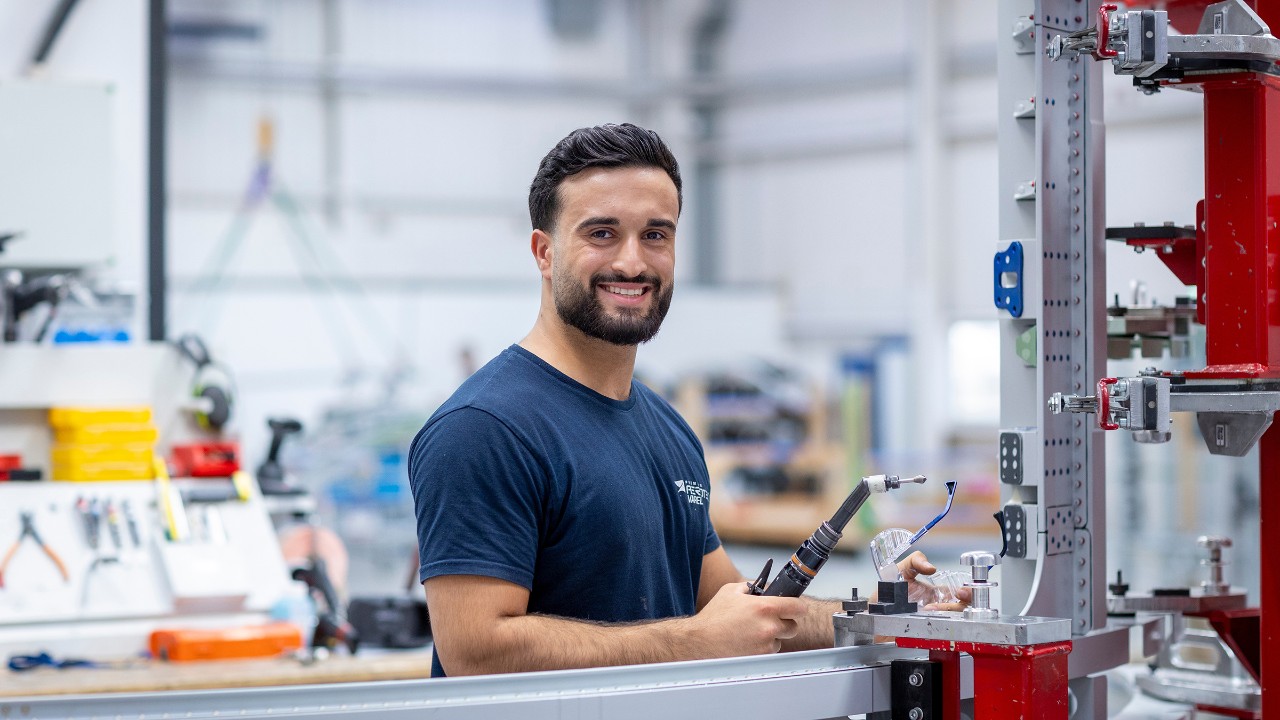 Die IG Metall kämpft jeden Tag für faire Arbeit, mit ihren Tarifverträgen und in den Betrieben. So wie bei Premium Aerotec in Varel. Hier haben IG Metall-Betriebsräte die Übernahmen von über 140 Leihbeschäftigten durchgesetzt.