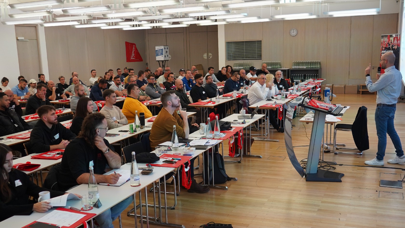 Vertrauensleute lernen Tarifrunde beim Bildungsblitz.