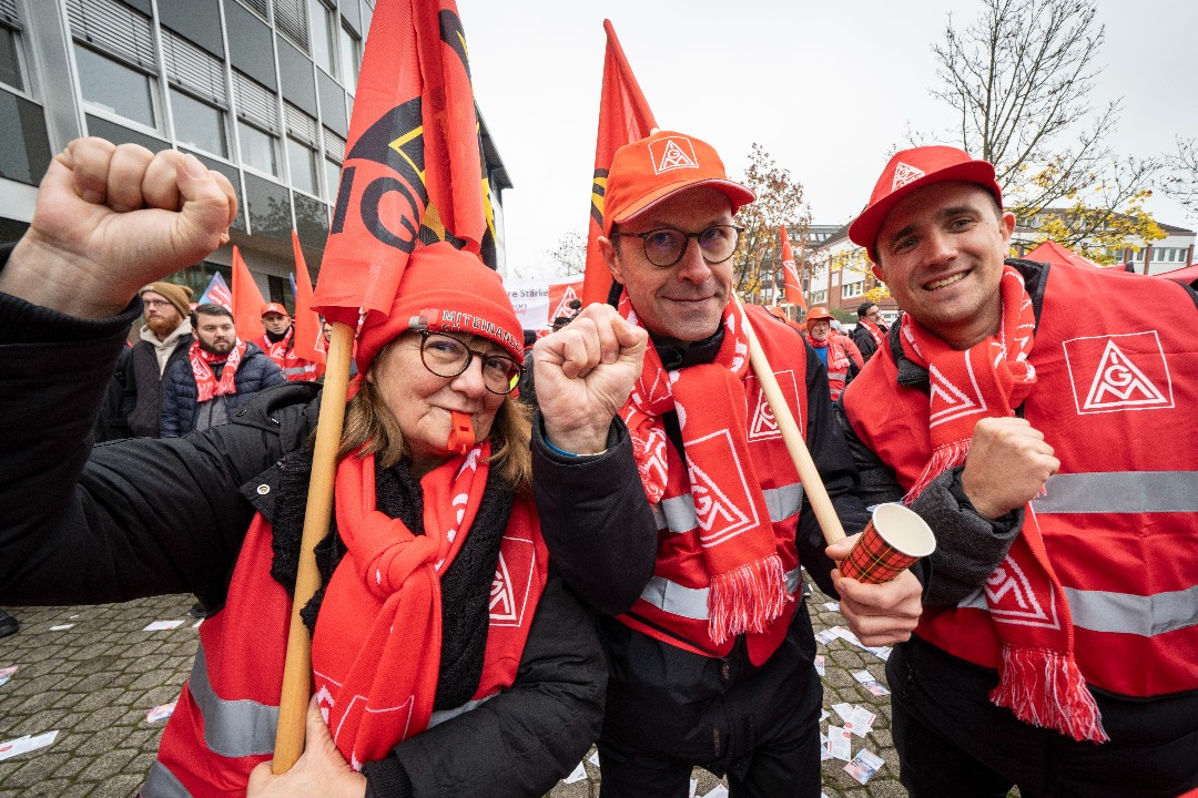 Beschäftigte beim Warnstreik in der Metall-Tarifrunde