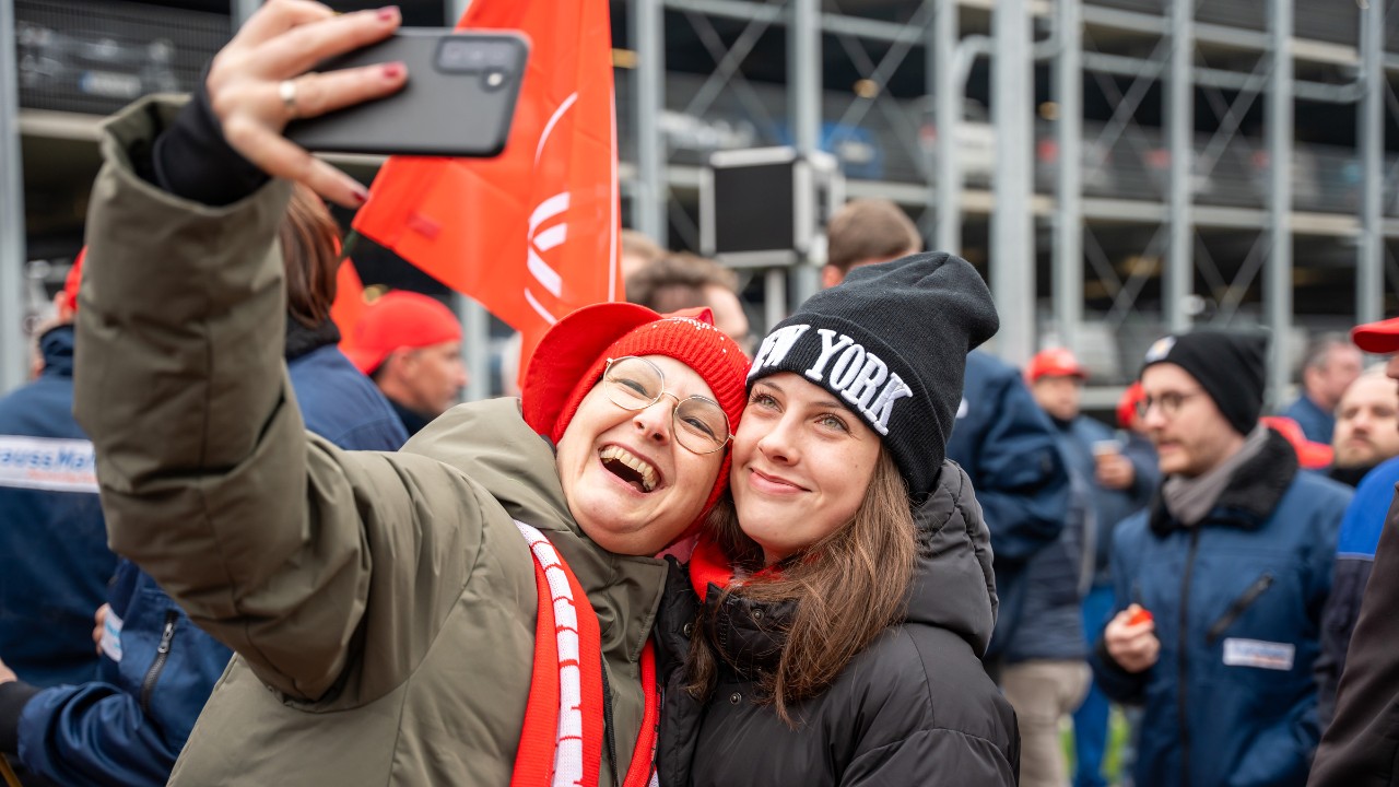 Zwei Frauen machen ein Selfie beim Warnstreik in der Metall-Tarifrunde
