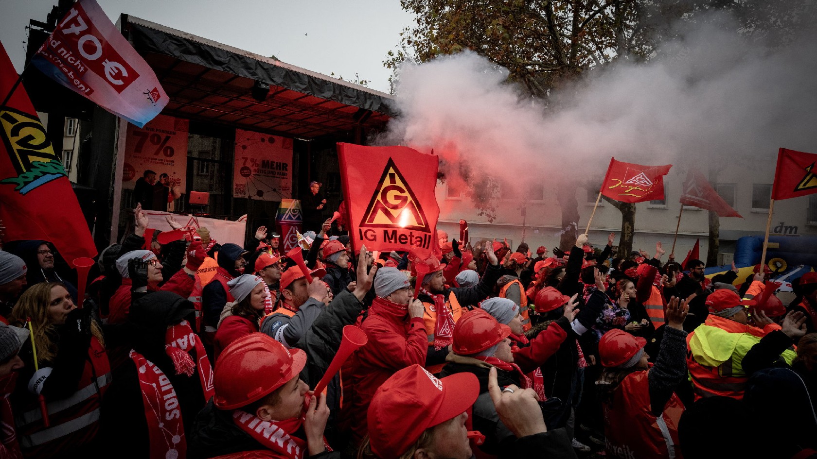 Warnstreik M+E Frankenthal 11.11.24:  Demo und Kundgebung auf dem Rathausplatz.