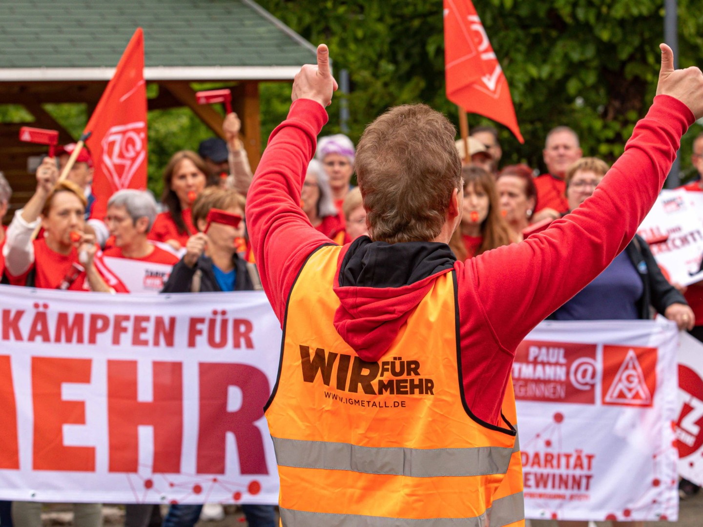 Beschäftigte demonstrieren während der Tarifverhandlungen zur Tarifrunde Textil Ost 2024 in Meerane.