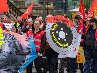Warnstreik-Demo zur Kfz-Tarifrunde 2025 in Dresden