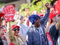 1000 Beschäftigte bei der Demo vor der Kfz-Tarifverhandlung in Leinfelden-Echterdingen / Baden-Württemberg