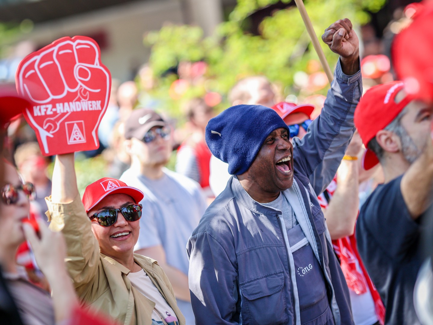 1000 Beschäftigte bei der Demo vor der Kfz-Tarifverhandlung in Leinfelden-Echterdingen / Baden-Württemberg