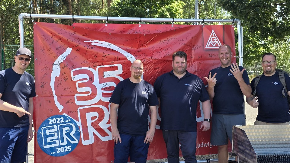 Beschäftigte von MTU-Ludwigsfelde feiern ihre 35-Stunden-Woche.