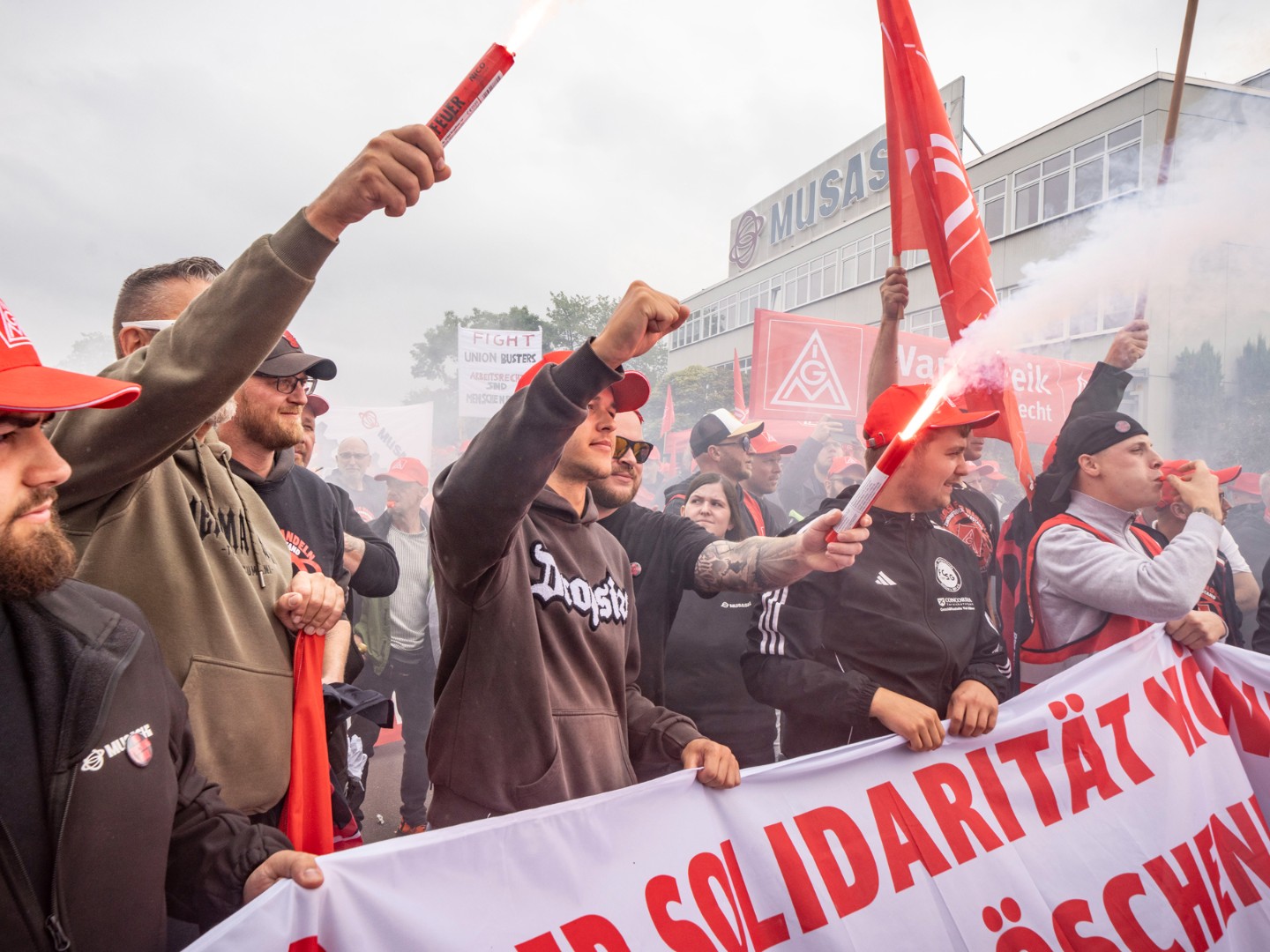 Musashi-Beschäftigte beim Warnstreik vor der Deutschlandzentrale in Bad Sobernheim