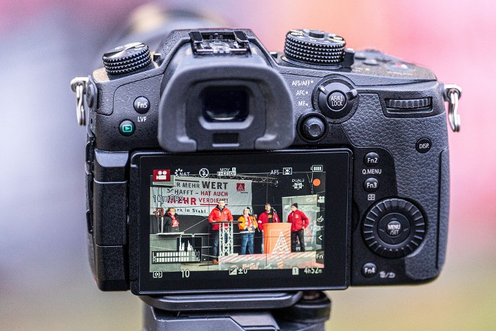 Blick aus Display einer Videokamera bei der Tarifrunde-Eisen und Stahl 2023 in Dortmund.