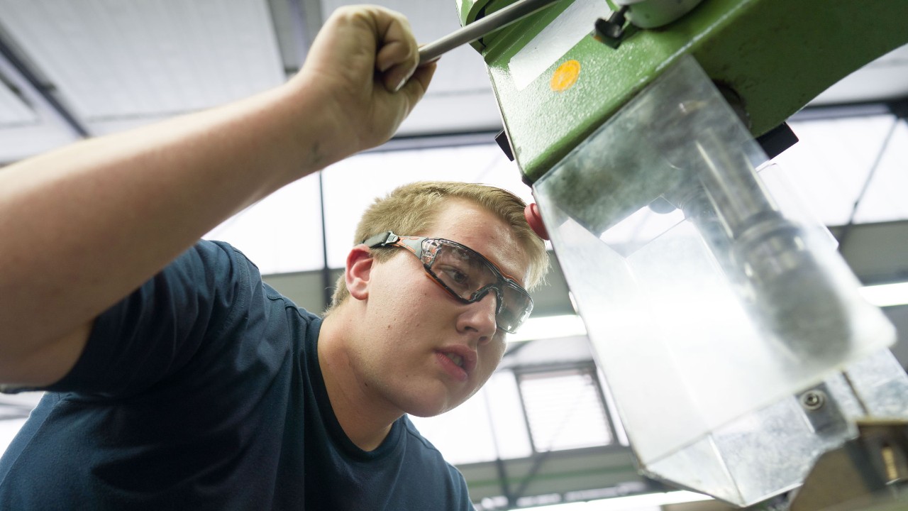Azubi an der Bohrmaschine im Ausbildungszentrum der Schunk Group.
