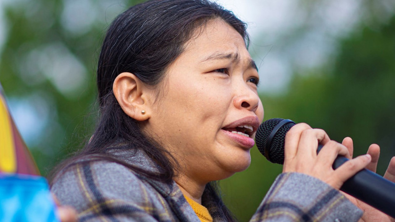 Khaing Zar Aung, Gewerkschafterin aus Myanmar, spricht bei einer Demo in Genf.