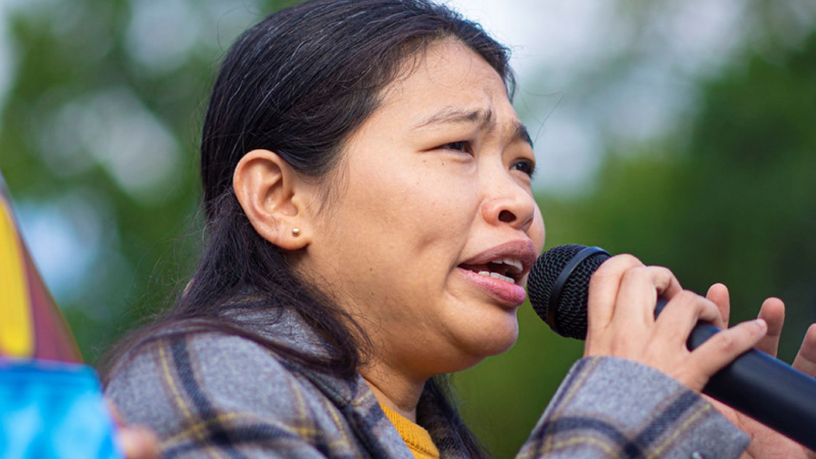 Khaing Zar Aung, Gewerkschafterin aus Myanmar, spricht bei einer Demo in Genf.