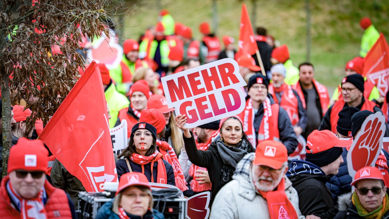 Beschäftigte machen Druck für ihre Forderungen vor der dritten Tarifverhandlung der Textil- und Bekleidungsindustrie West in Ostbevern