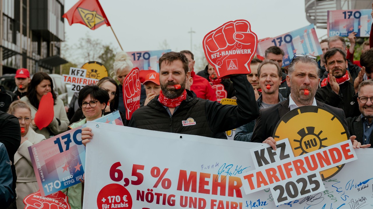 Beschäftigte bei einem Warnstreik in der Kfz-Tarifrunde in Leipzig