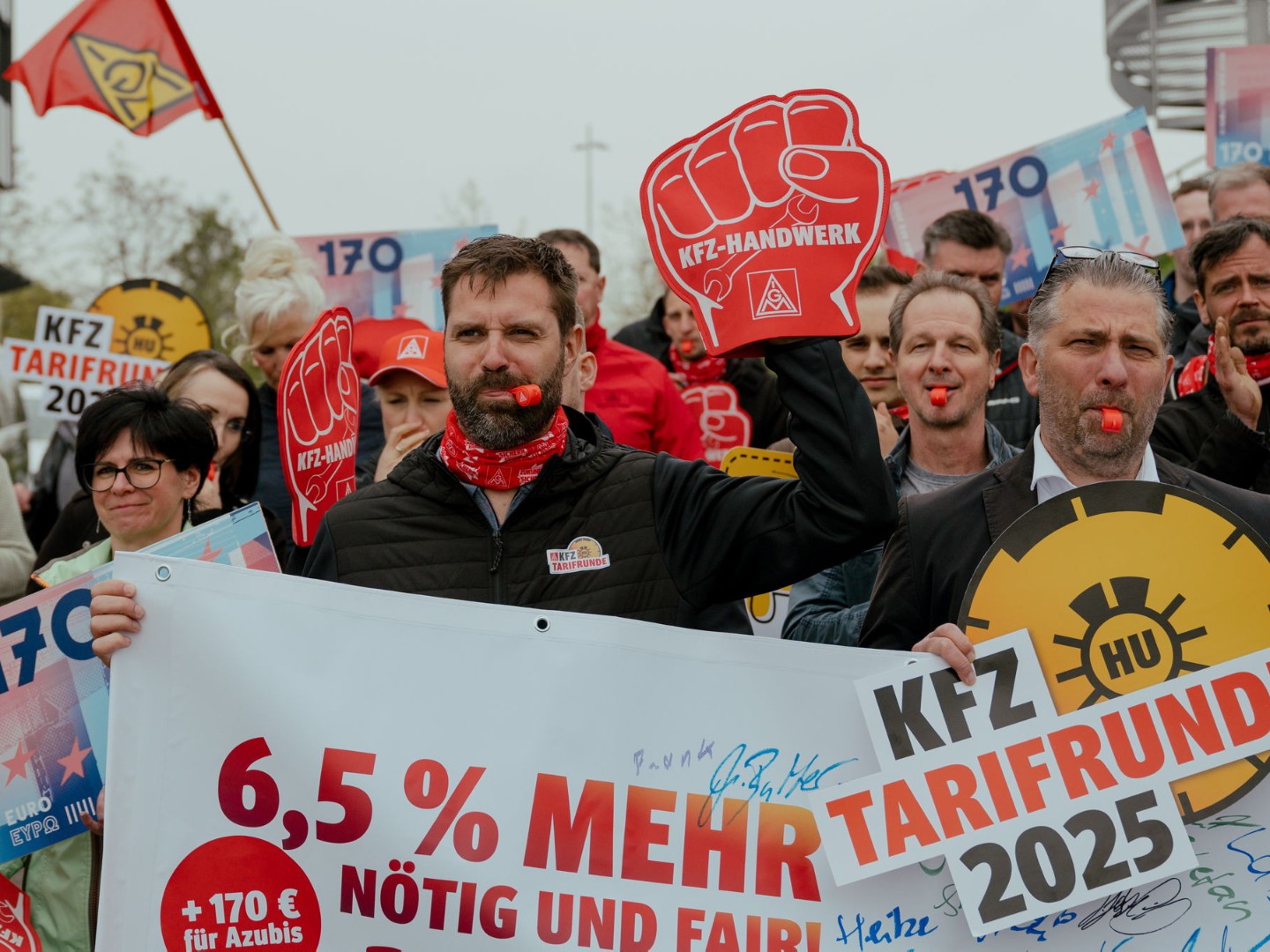 Beschäftigte bei einem Warnstreik in der Kfz-Tarifrunde in Leipzig