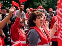 Tarifrunde Textile Dienste 2025: Beschäftigte demonstrieren am vor dem Verhandlungslokal für ihre Forderung.