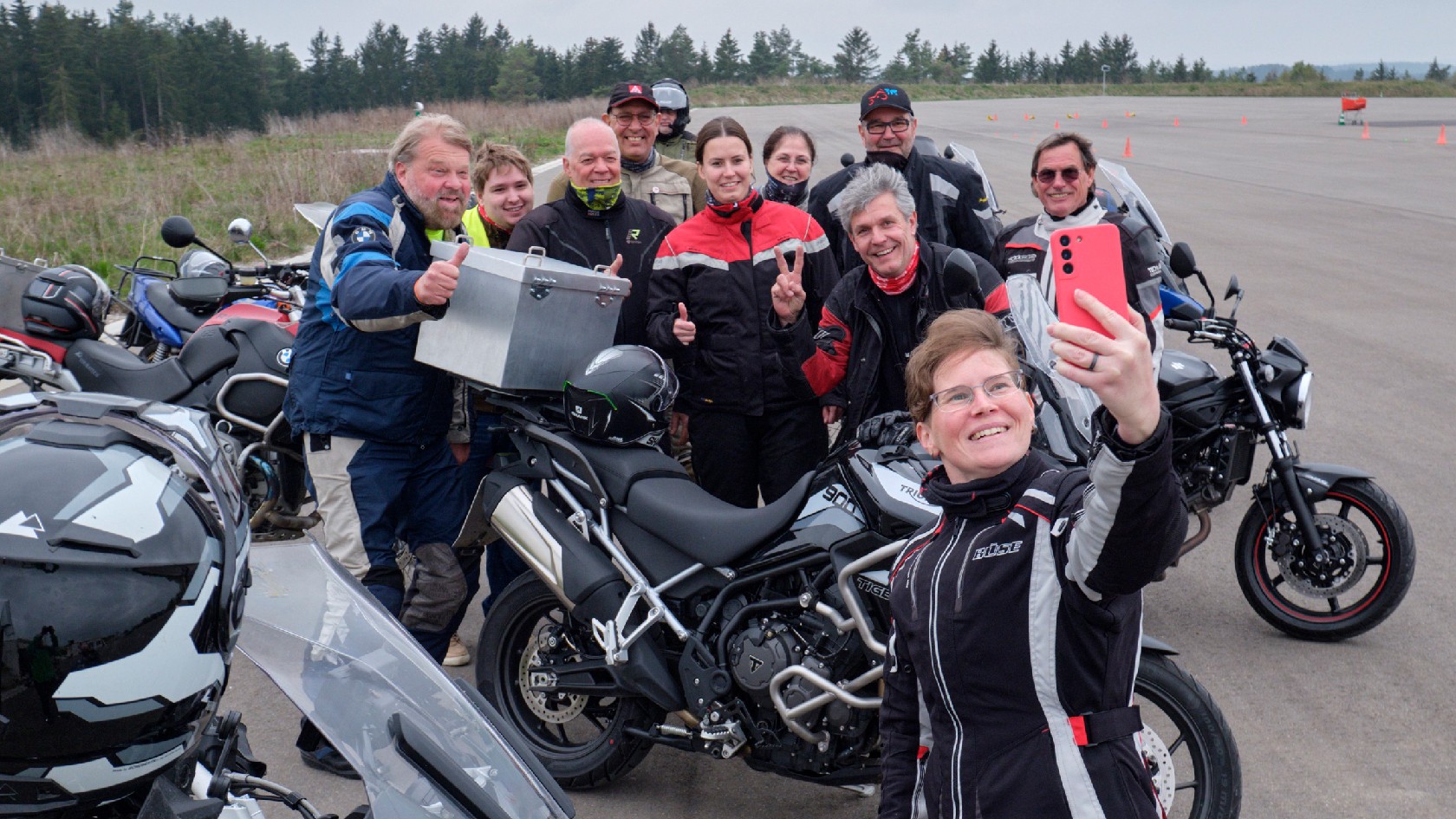 Metallerinnen und Metaller der Worker Wheels „Black Forest“ nach einem Fahrsicherheitstraining