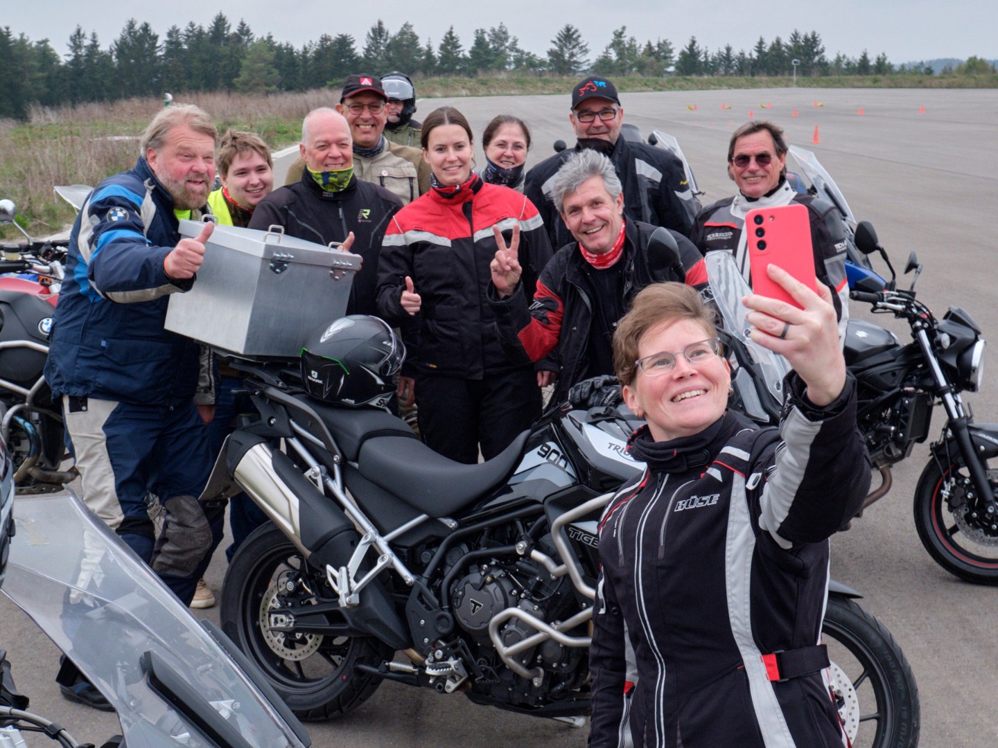 Metallerinnen und Metaller der Worker Wheels „Black Forest“ nach einem Fahrsicherheitstraining