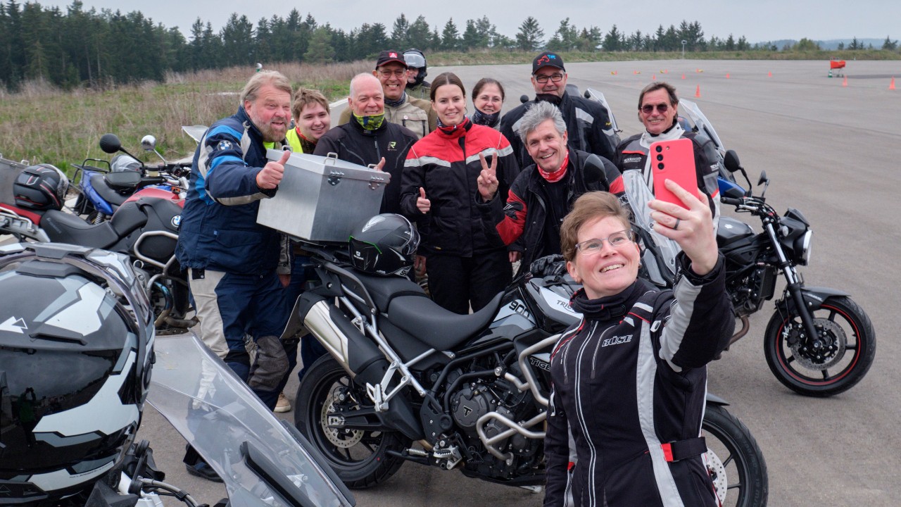 Metallerinnen und Metaller der Worker Wheels „Black Forest“ nach einem Fahrsicherheitstraining