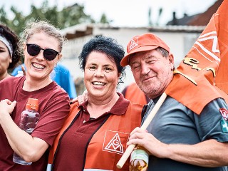 Beschäftigte von MEWA in Meißenheim bei einem Warnstreik in der Tarifrunde Textile Dienste