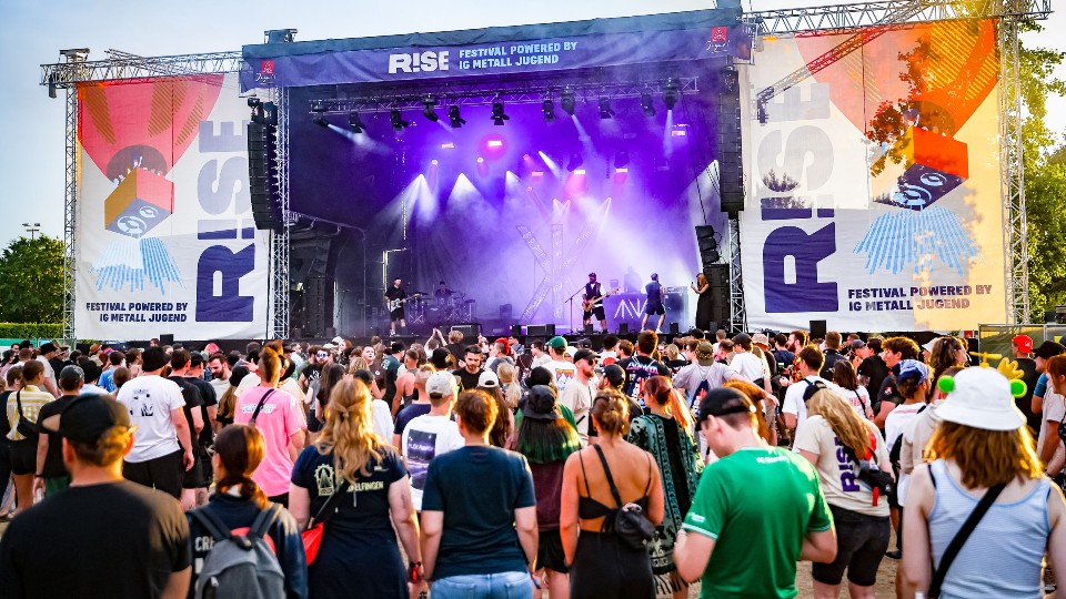 Zuschauer vor der gro&szlig;en B&uuml;hne des Rise-Festivals 2025
