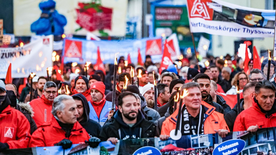 Die Demo der Thyssenkrupp-Besch&auml;ftigten in Kreuztal gegen die Schlie&szlig;ung des Werks im Stadtteil Eichen setzte ein Zeichen der Solidarit&auml;t. 
