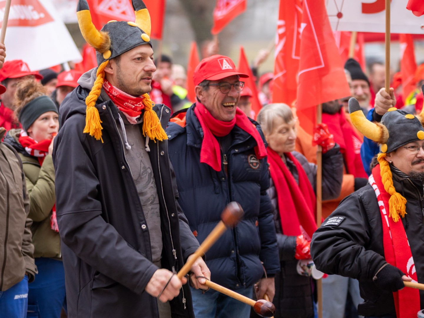 Beschäftigte bei einer Aktion vor der 3. Tarifverhandlung in der Holz und Kunststoff-Industrie in Laupheim (Baden-Württemberg)
