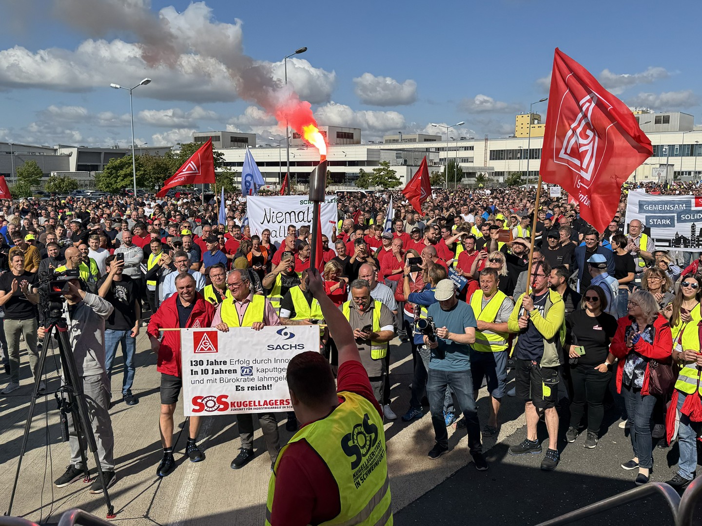 ZF-Beschäftigte demonstrieren im Juli 2025 beim Aktionstag in Schweinfurt