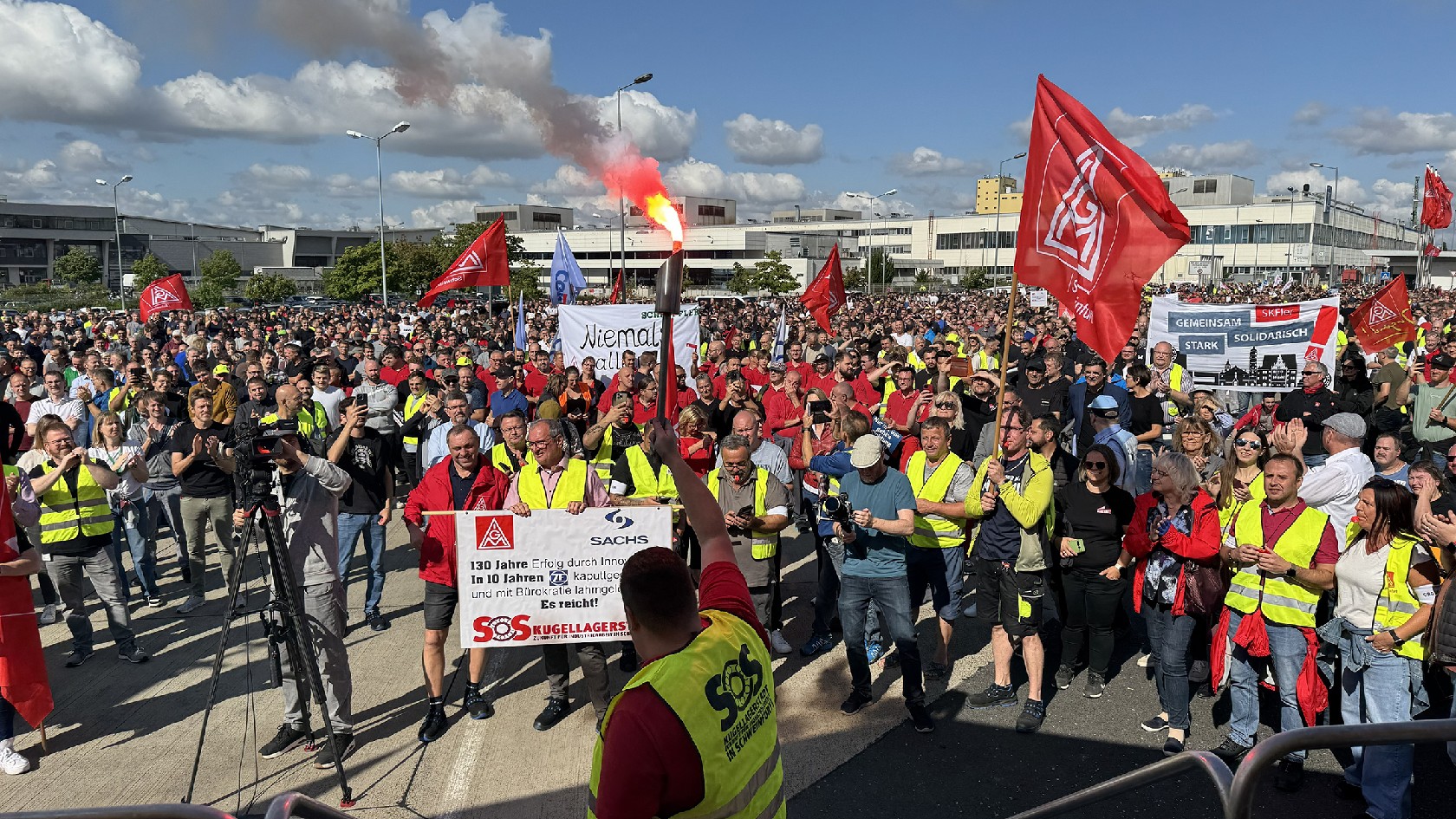 ZF-Beschäftigte demonstrieren im Juli 2025 beim Aktionstag in Schweinfurt