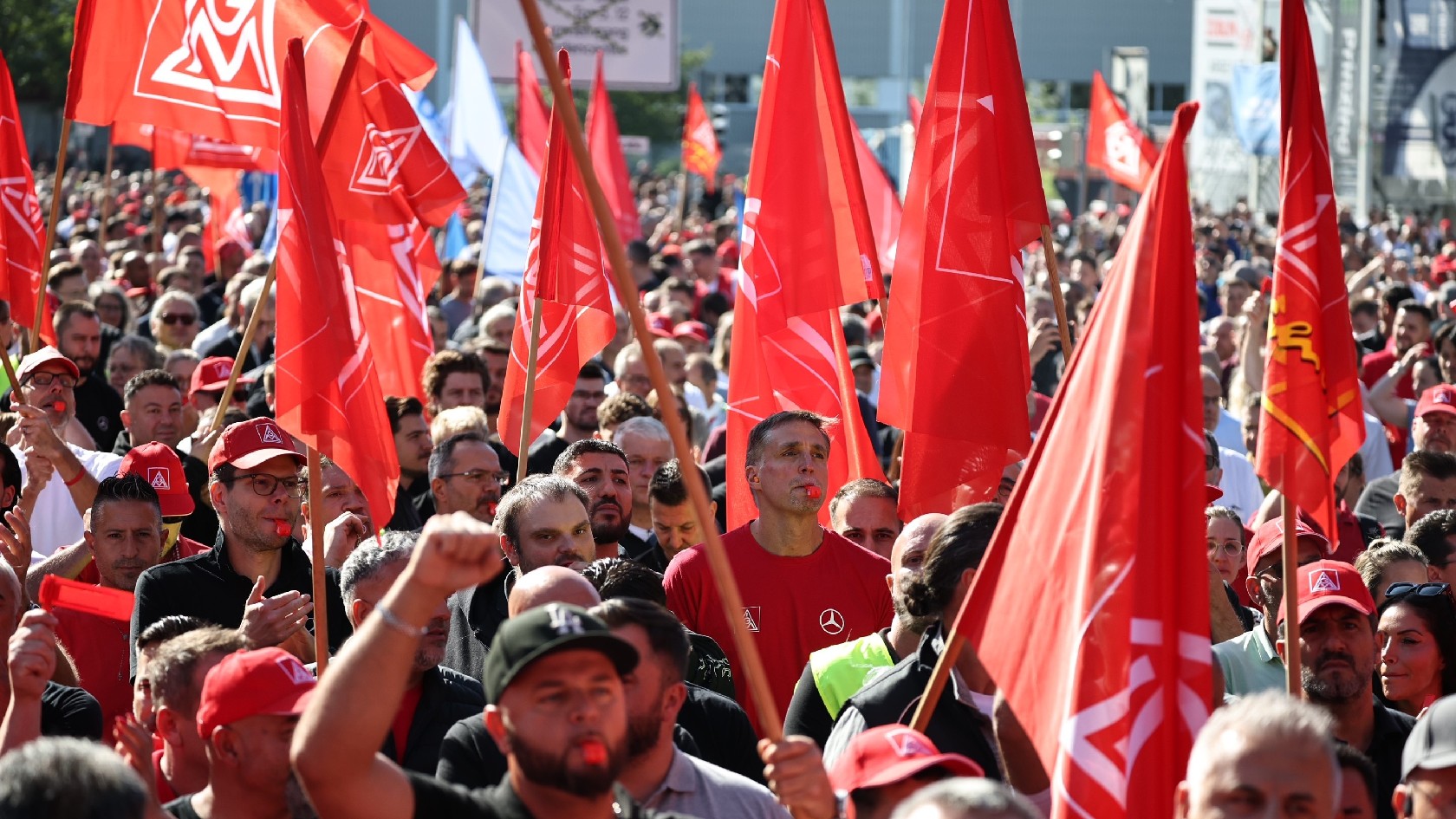 Aktionstag bei Mercedes Benz, Daimler, in Sindelfingen gegen die Angriffe auf Beschäftigten in der Automobilindustrie.