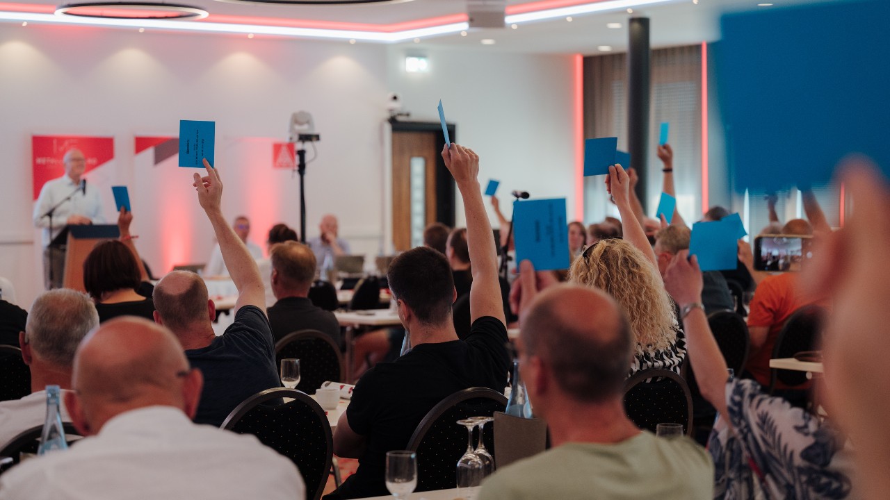 Die Tarifkommissionsmitglieder zeigen ihr Herz für Tarif: Bei der Tarifkommissionssitzung in Hannover lassen die Gewerkschafter Konfetti-Kanonen knallen. In der Sitzung wurde der Antrag zur Kündigung der Entgelt-Tarifverträge für die Metall- und Elktroindustrie beschlossen.