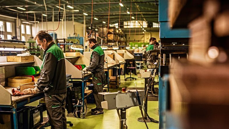 Zwei Männer in einer Produktionsstätte.