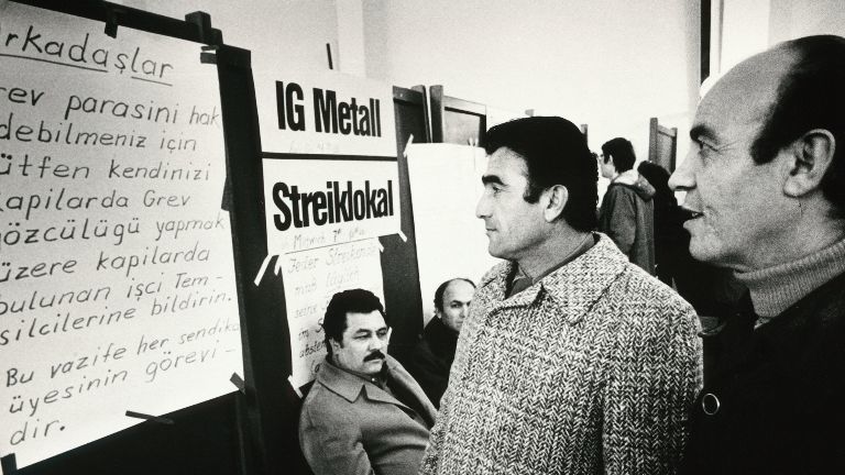 Zwei Männer in einem IG Metall Streiklokal